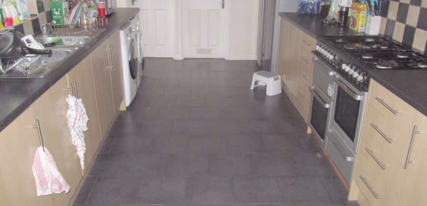 Top Quality, Spacious, 8 Double Bedroom House All Bedrooms Have En Suite Shower Rooms