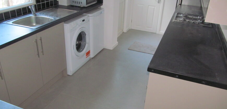 NEW RENOVATION, Spacious 6 Double Bed 3 Bath House, Ideal for London Road Campus, Hospital