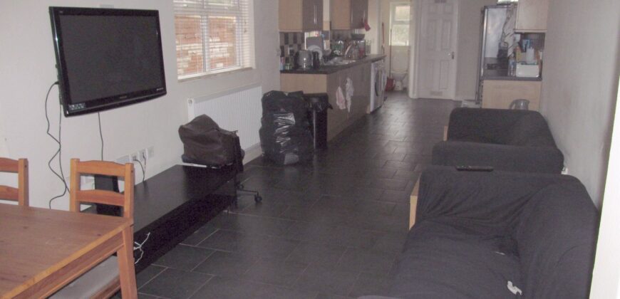Top Quality, Spacious, 8 Double Bedroom House All Bedrooms Have En Suite Shower Rooms