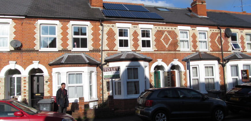 Spacious Superior 4 Bedroom STUDENT House, Lovely Farmhouse Style Kitchen, Solar Panels on Roof