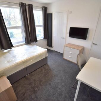 Recently Refurbished, Spacious 6 En-Suite Double Bedroom House, Parkside Location