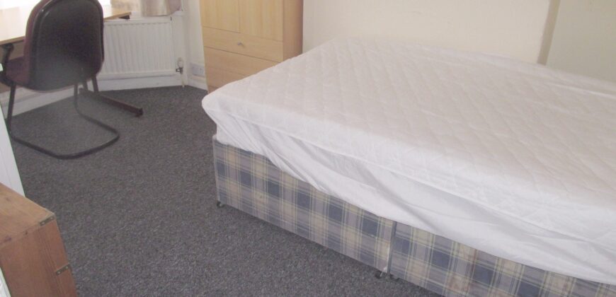Spacious 5 Double Bed House, Close To University, Nearby Shops And Transport Links