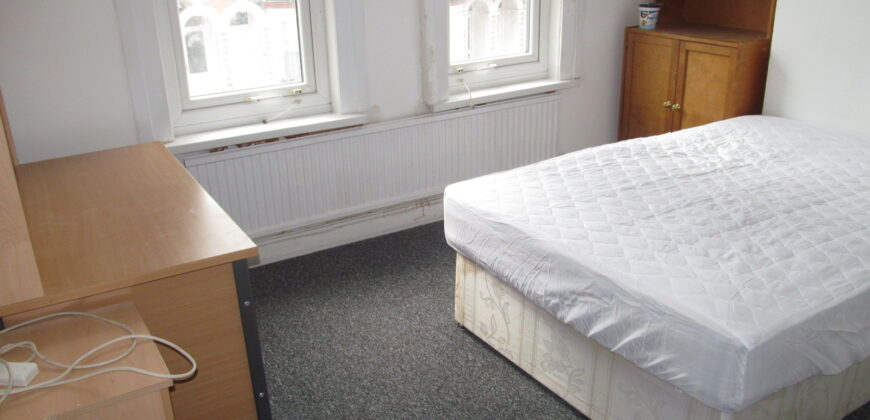Spacious 5 Double Bed House, Close To University, Nearby Shops And Transport Links
