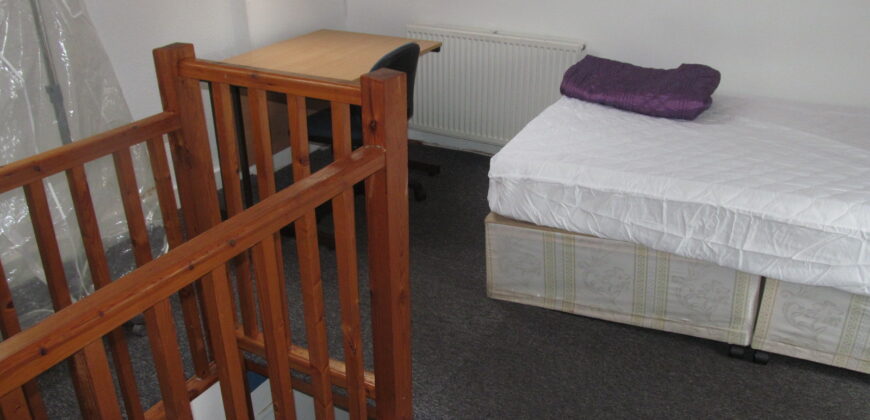 Spacious 5 Double Bed House, Close To University, Nearby Shops And Transport Links