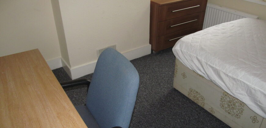 Spacious 5 Double Bed House, Close To University, Nearby Shops And Transport Links