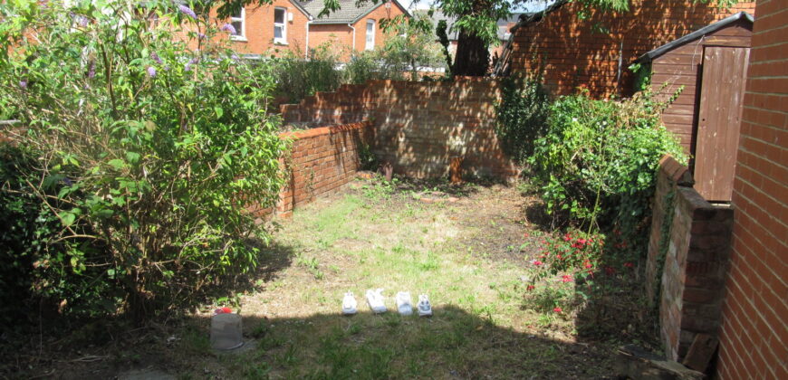 Spacious 5 Double Bed House, Close To University, Nearby Shops And Transport Links