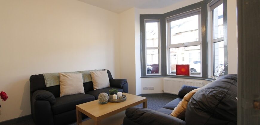 Spacious Superior 6 Double Bedroom 2 Bath House, Ideal for Students, Close To University