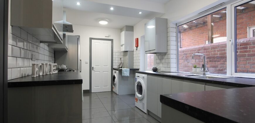Spacious Superior 6 Double Bedroom 2 Bath House, Ideal for Students, Close To University
