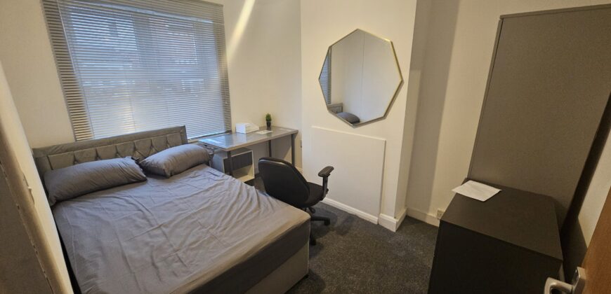 Refurbished 3 Double Bed House with spare room Ideal for University students