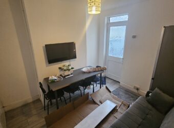 Refurbished 3 Double Bed House with spare room Ideal for University students