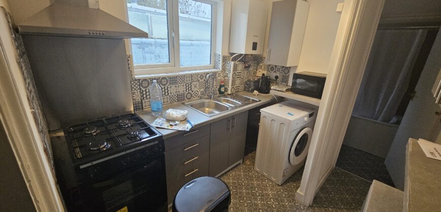 Refurbished 3 Double Bed House with spare room Ideal for University students