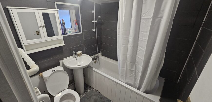 Refurbished 3 Double Bed House with spare room Ideal for University students