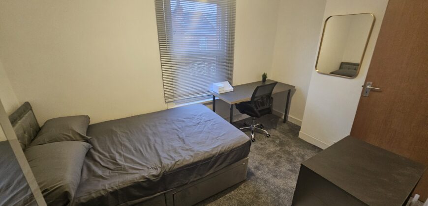 Refurbished 3 Double Bed House with spare room Ideal for University students
