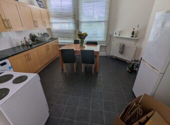 Spacious 2 Double Bed Apartment, Spare 3rd Room, Above the Launderette on Erleigh Road Bills Inc