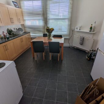 Spacious 3 Double Bed Apartment, Above the Launderette on Erleigh Road Bills Inc