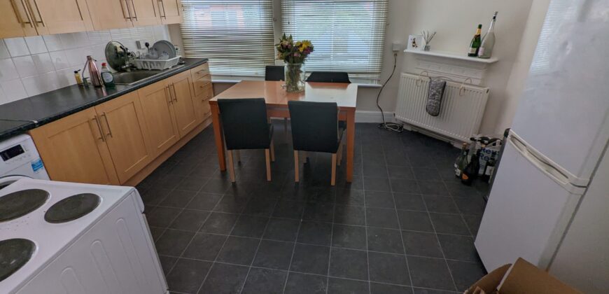 Spacious 3 Double Bed Apartment, Above the Launderette on Erleigh Road Bills Inc