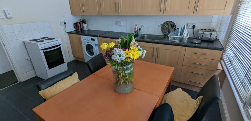 Spacious 3 Double Bed Apartment, Above the Launderette on Erleigh Road Bills Inc