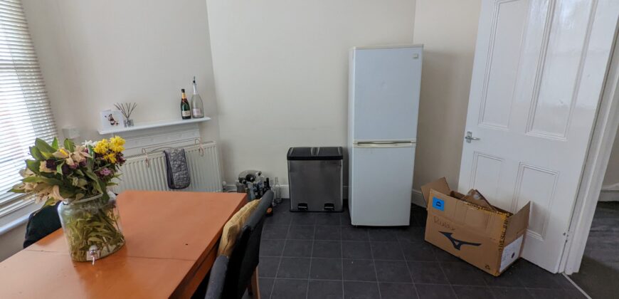 Spacious 2 Double Bed Apartment, Spare 3rd Room, Above the Launderette on Erleigh Road Bills Inc