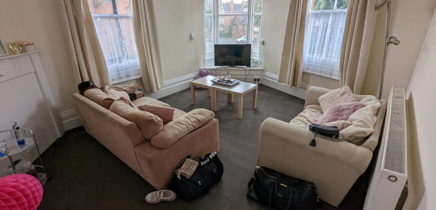 Spacious 2 Double Bed Apartment, Spare 3rd Room, Above the Launderette on Erleigh Road Bills Inc