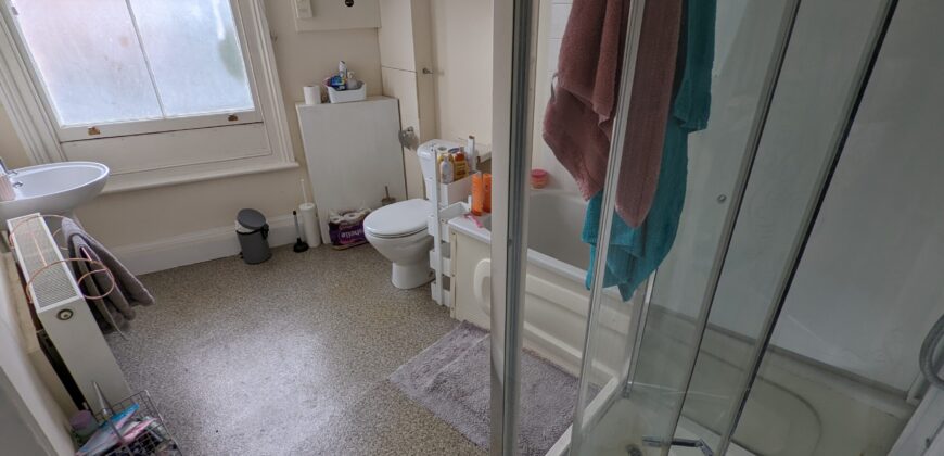 Spacious 2 Double Bed Apartment, Spare 3rd Room, Above the Launderette on Erleigh Road Bills Inc