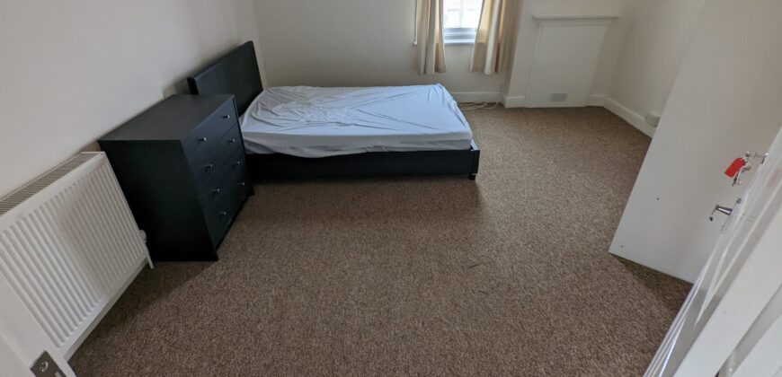 Spacious 3 Double Bed Apartment, Above the Launderette on Erleigh Road Bills Inc