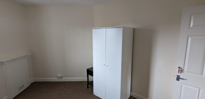 Spacious 3 Double Bed Apartment, Above the Launderette on Erleigh Road Bills Inc