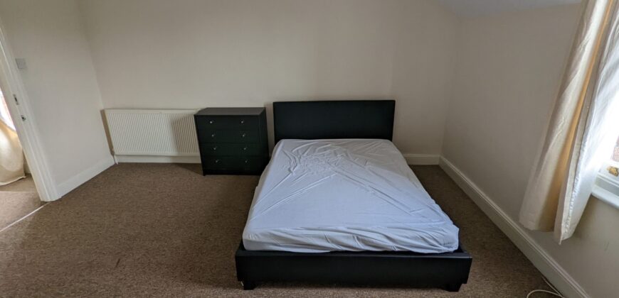 Spacious 3 Double Bed Apartment, Above the Launderette on Erleigh Road Bills Inc