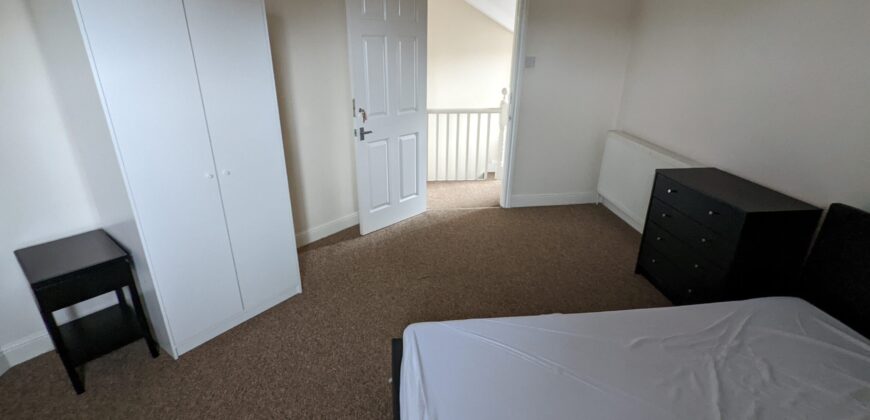 Spacious 3 Double Bed Apartment, Above the Launderette on Erleigh Road Bills Inc