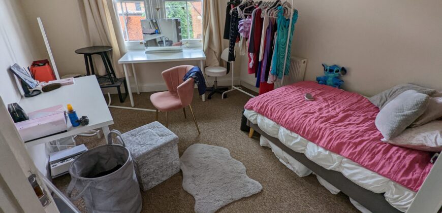 Spacious 3 Double Bed Apartment, Above the Launderette on Erleigh Road Bills Inc