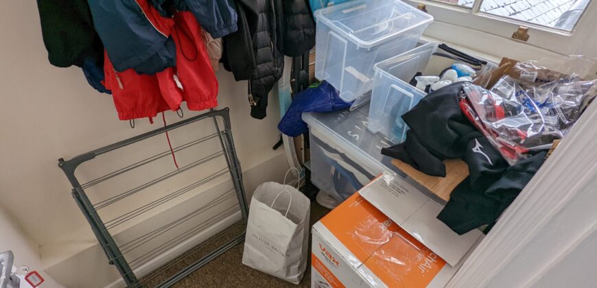Spacious 2 Double Bed Apartment, Spare 3rd Room, Above the Launderette on Erleigh Road Bills Inc