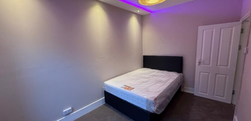 HIGH QUALITY 4-BEDROOM HOUSE WITH 2-BATHROOMS, CLOSE TO TOWN CENTRE AND READING UNIVERSITY