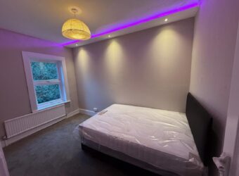 HIGH QUALITY 4-BEDROOM HOUSE WITH 2-BATHROOMS, CLOSE TO TOWN CENTRE AND READING UNIVERSITY