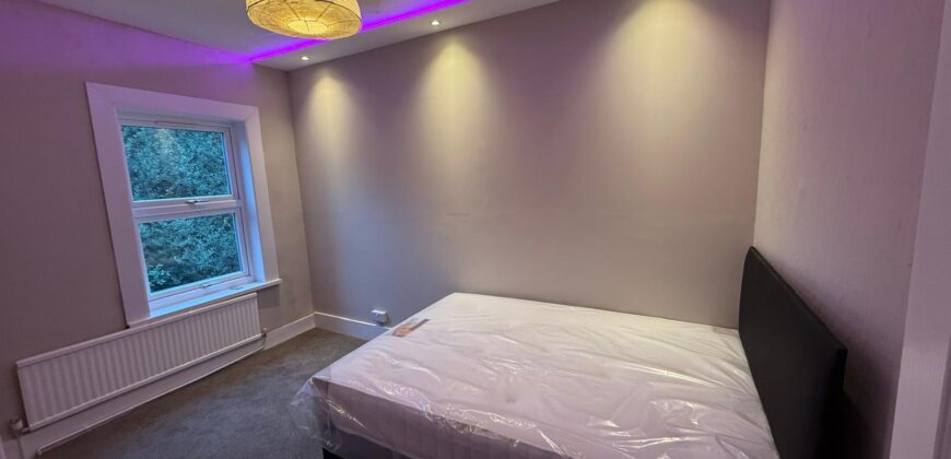 HIGH QUALITY 4-BEDROOM HOUSE WITH 2-BATHROOMS, CLOSE TO TOWN CENTRE AND READING UNIVERSITY