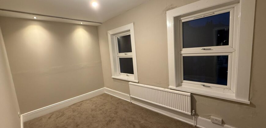 HIGH QUALITY 4-BEDROOM HOUSE WITH 2-BATHROOMS, CLOSE TO TOWN CENTRE AND READING UNIVERSITY