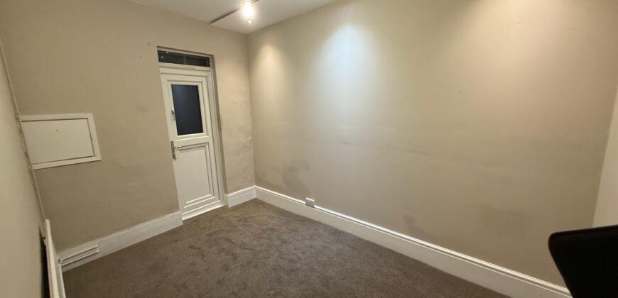 HIGH QUALITY 4-BEDROOM HOUSE WITH 2-BATHROOMS, CLOSE TO TOWN CENTRE AND READING UNIVERSITY