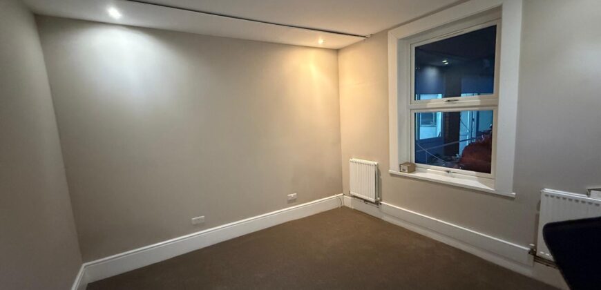 HIGH QUALITY 4-BEDROOM HOUSE WITH 2-BATHROOMS, CLOSE TO TOWN CENTRE AND READING UNIVERSITY