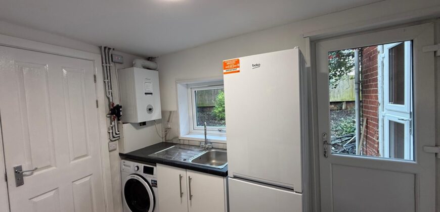HIGH QUALITY 4-BEDROOM HOUSE WITH 2-BATHROOMS, CLOSE TO TOWN CENTRE AND READING UNIVERSITY
