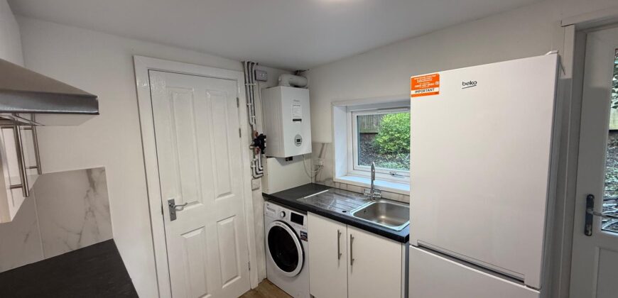 HIGH QUALITY 4-BEDROOM HOUSE WITH 2-BATHROOMS, CLOSE TO TOWN CENTRE AND READING UNIVERSITY