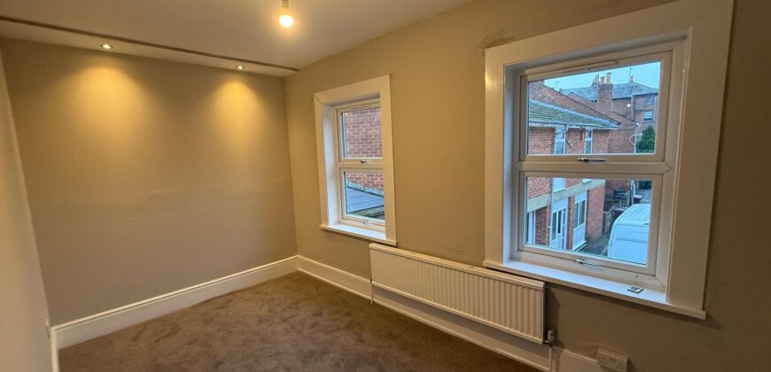 HIGH QUALITY 4-BEDROOM HOUSE WITH 2-BATHROOMS, CLOSE TO TOWN CENTRE AND READING UNIVERSITY