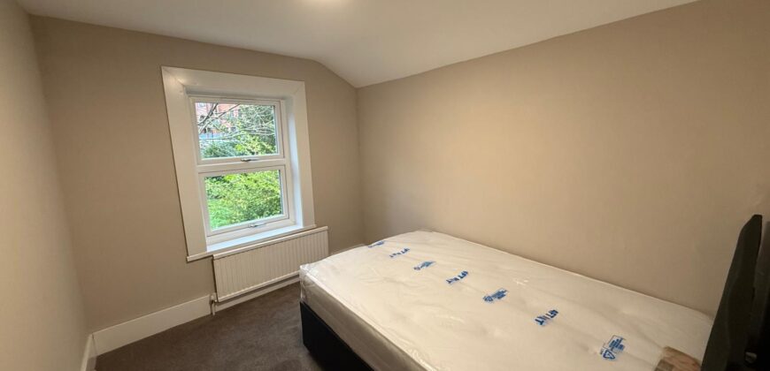 HIGH QUALITY 4-BEDROOM HOUSE WITH 2-BATHROOMS, CLOSE TO TOWN CENTRE AND READING UNIVERSITY