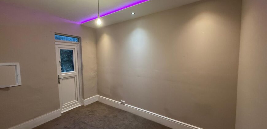 HIGH QUALITY 4-BEDROOM HOUSE WITH 2-BATHROOMS, CLOSE TO TOWN CENTRE AND READING UNIVERSITY