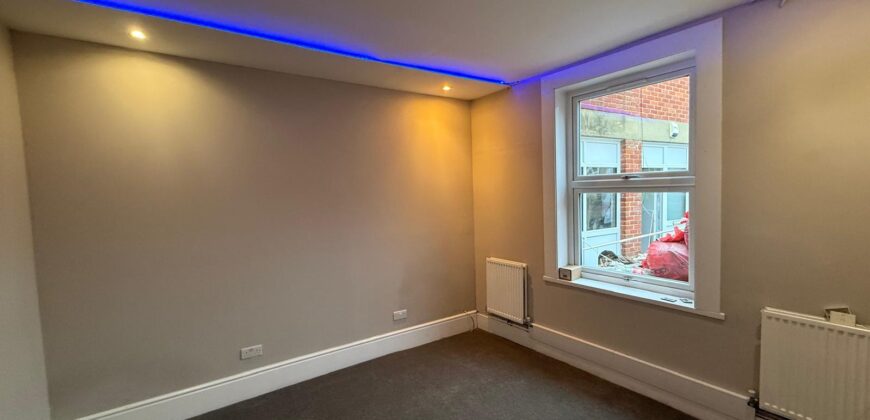 HIGH QUALITY 4-BEDROOM HOUSE WITH 2-BATHROOMS, CLOSE TO TOWN CENTRE AND READING UNIVERSITY