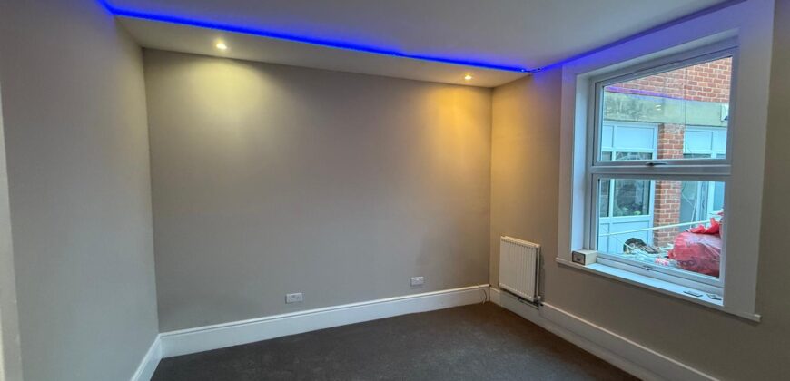 HIGH QUALITY 4-BEDROOM HOUSE WITH 2-BATHROOMS, CLOSE TO TOWN CENTRE AND READING UNIVERSITY