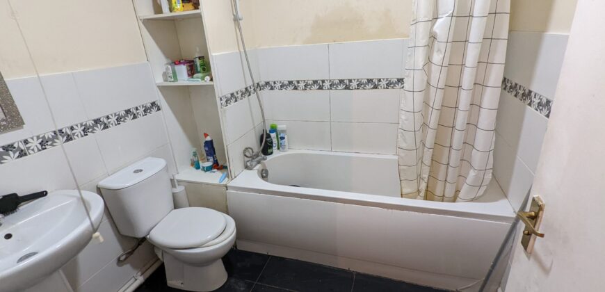 Spacious 2 Double Bedroom Flat, Off Road Parking, Ideal for the Hospital, Thames Valley Park