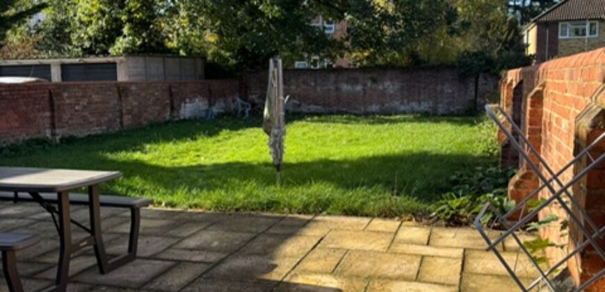 Top Quality, Spacious, 9 Double Bedroom House all Bedrooms have Own Shower Rooms