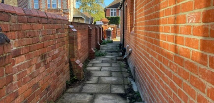 Top Quality, Spacious, 9 Double Bedroom House all Bedrooms have Own Shower Rooms