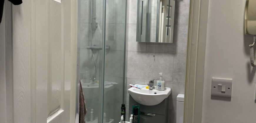 Top Quality, Spacious, 9 Double Bedroom House all Bedrooms have Own Shower Rooms