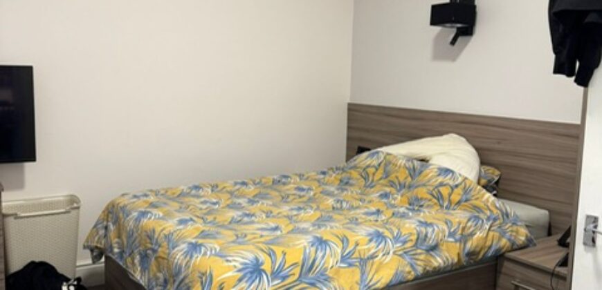 Top Quality, Spacious, 9 Double Bedroom House all Bedrooms have Own Shower Rooms
