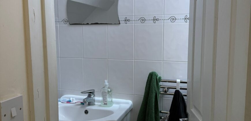 Top Quality, Spacious, 9 Double Bedroom House all Bedrooms have Own Shower Rooms