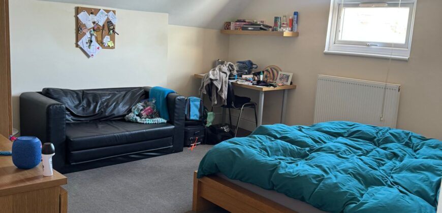 Top Quality, Spacious, 9 Double Bedroom House all Bedrooms have Own Shower Rooms